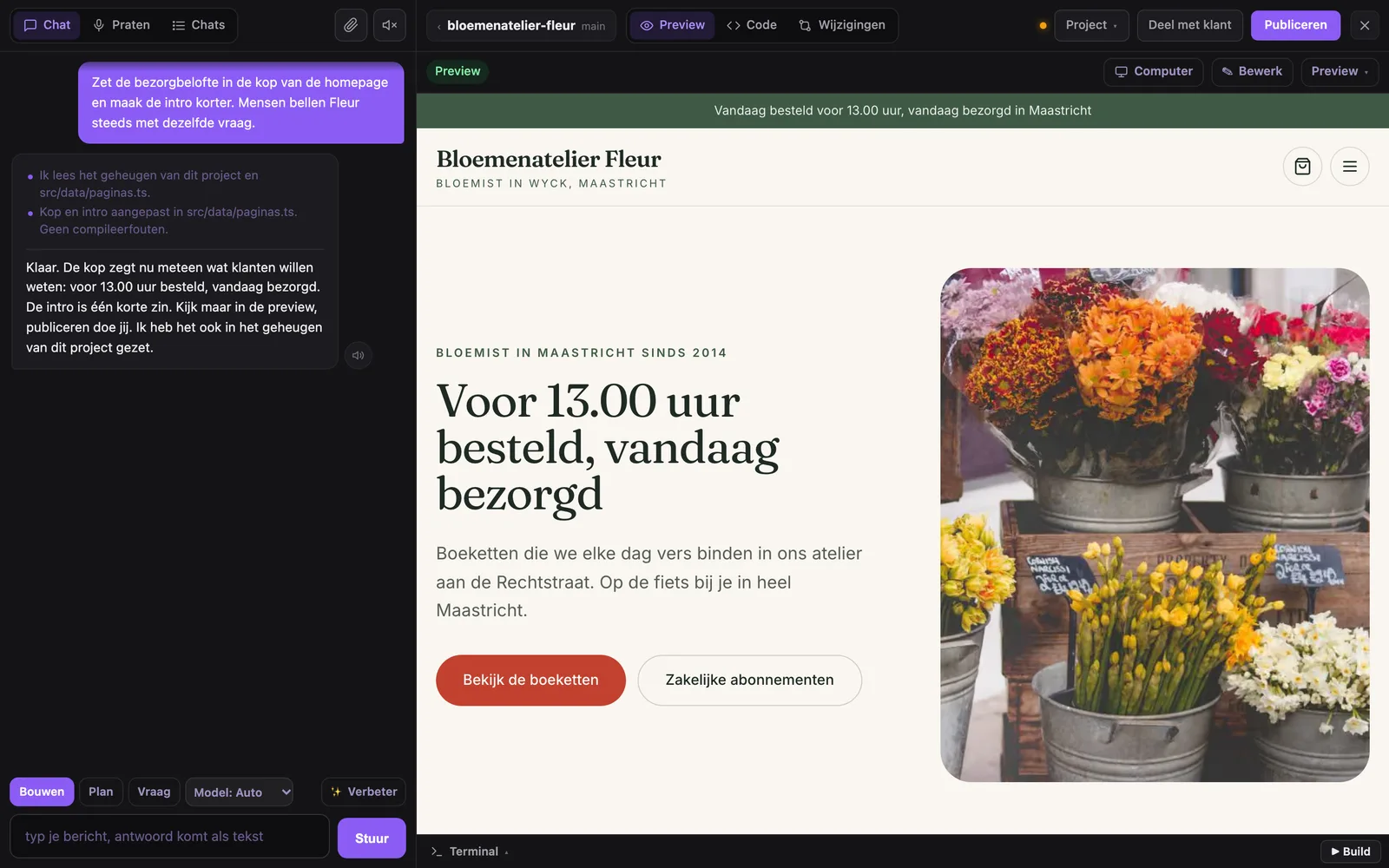 De bouwer: links de chat met de assistent, rechts de preview van de webshop met de nieuwe kop.