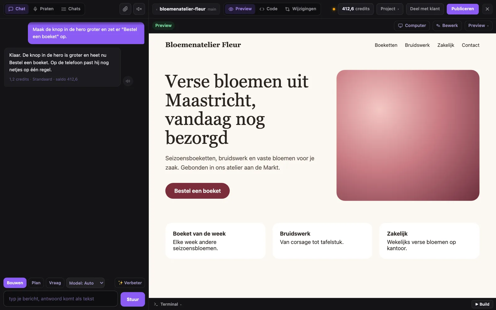 De editor: links de chat met onder het antwoord wat de klus kostte, onderin Bouwen, Plan, Vraag, Model en Verbeter; rechts de preview van de bloemistsite.